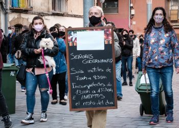 [#Fotogaleria] Els restauradors de l’Ebre aboquen més brossa davant de la Generalitat