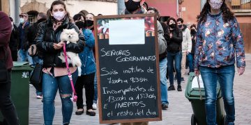[#Fotogaleria] Els restauradors de l’Ebre aboquen més brossa davant de la Generalitat