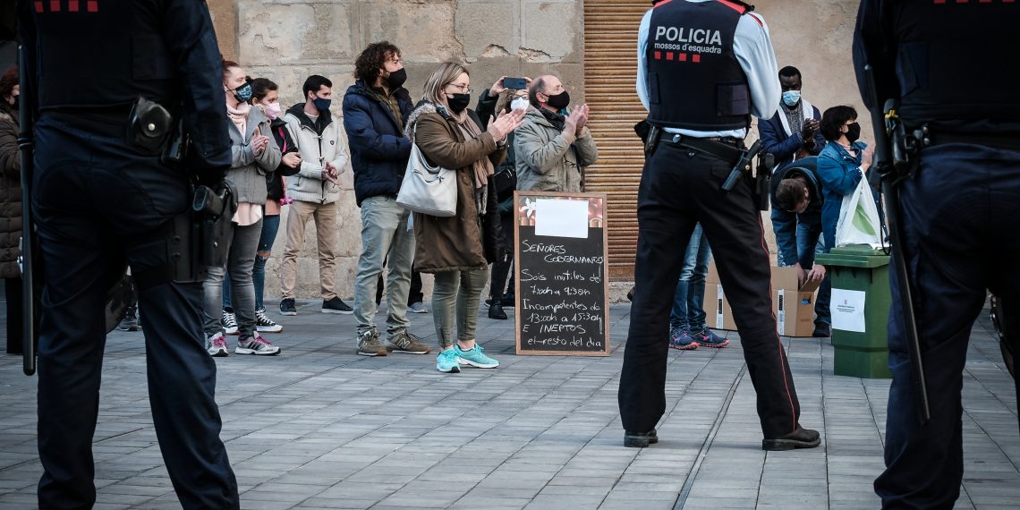 [#Fotogaleria] Els restauradors de l’Ebre aboquen més brossa davant de la Generalitat