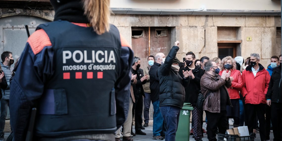 [#Fotogaleria] Els restauradors de l’Ebre aboquen més brossa davant de la Generalitat
