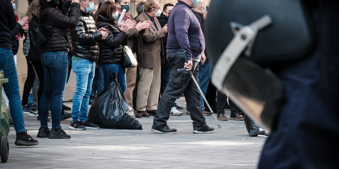 [#Fotogaleria] Els restauradors de l’Ebre aboquen més brossa davant de la Generalitat