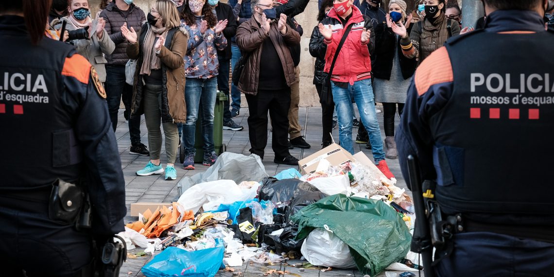 [#Fotogaleria] Els restauradors de l’Ebre aboquen més brossa davant de la Generalitat