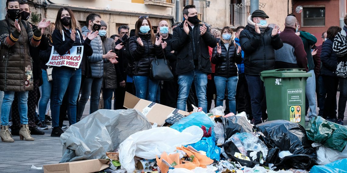 [#Fotogaleria] Els restauradors de l’Ebre aboquen més brossa davant de la Generalitat
