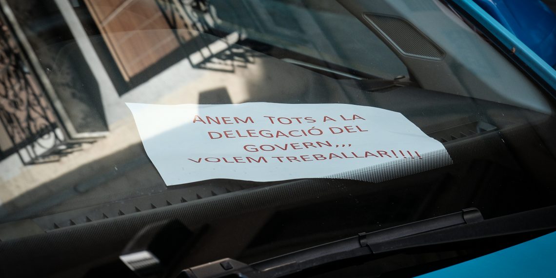 [#Fotogaleria] Els restauradors de l’Ebre aboquen més brossa davant de la Generalitat