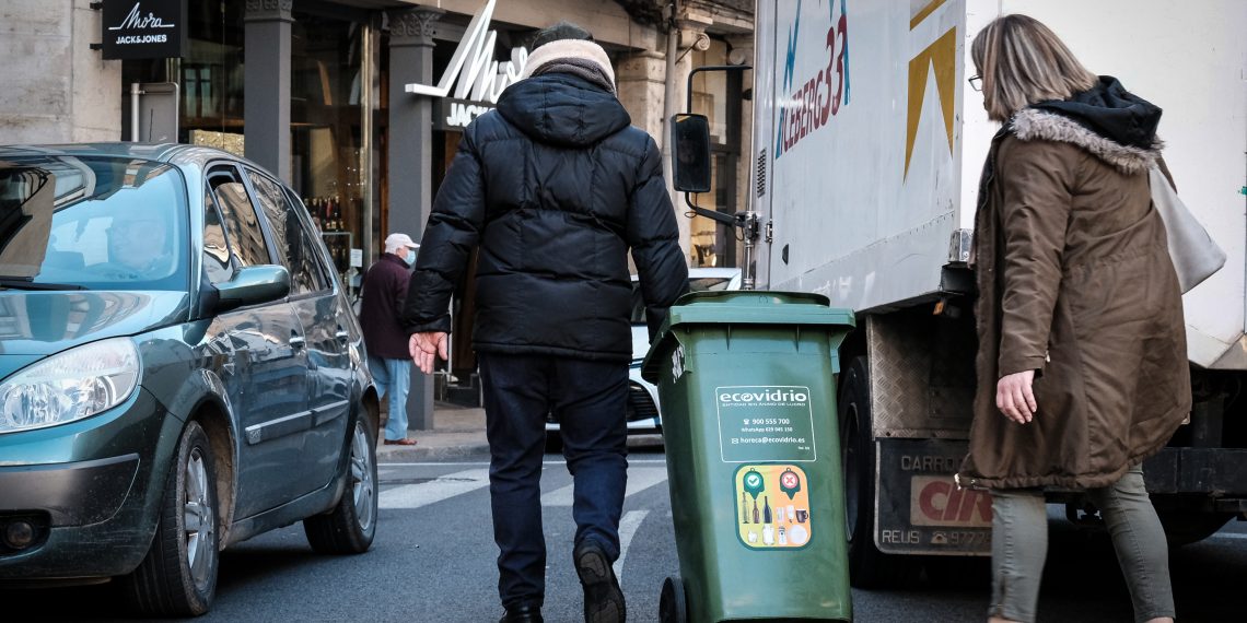[#Fotogaleria] Els restauradors de l’Ebre aboquen més brossa davant de la Generalitat