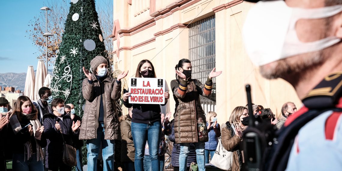 [#Fotogaleria] Els restauradors de l’Ebre aboquen més brossa davant de la Generalitat