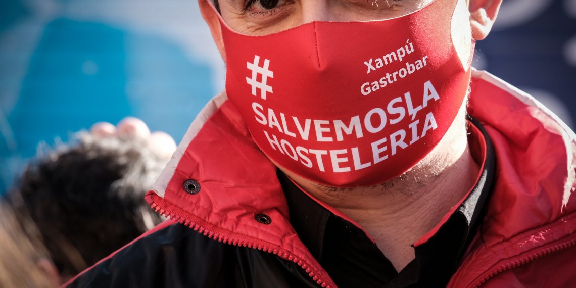 [#Fotogaleria] Els restauradors de l’Ebre aboquen més brossa davant de la Generalitat