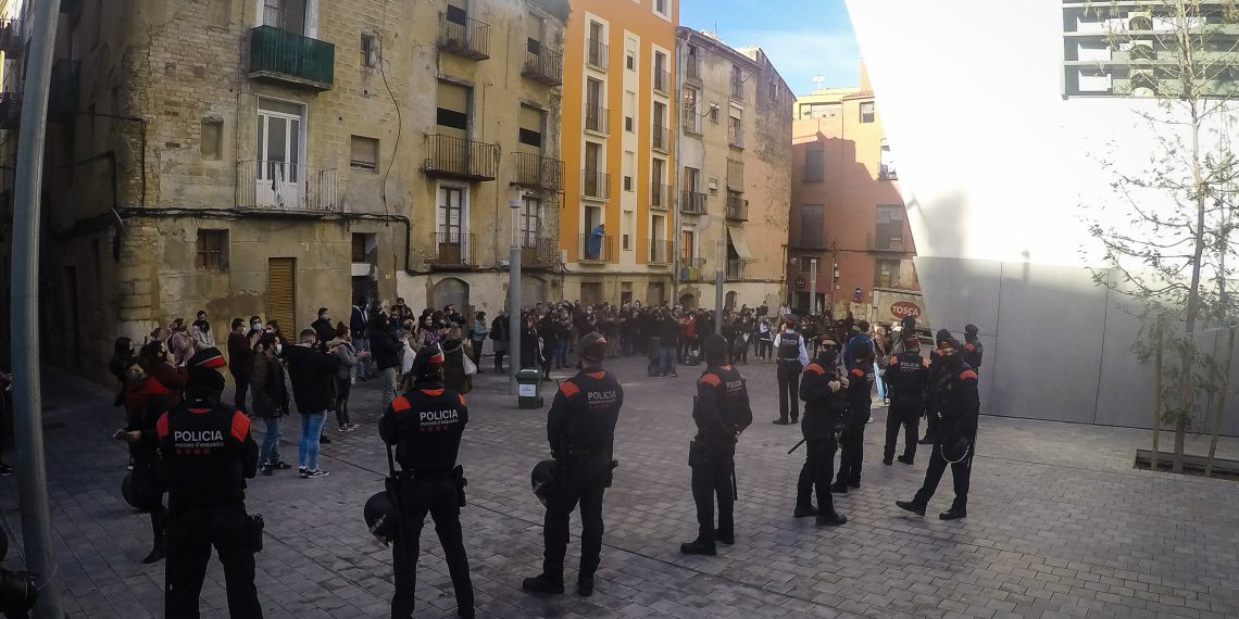 [#Fotogaleria] Els restauradors de l’Ebre aboquen més brossa davant de la Generalitat