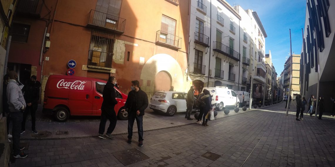 [#Fotogaleria] Els restauradors de l’Ebre aboquen més brossa davant de la Generalitat