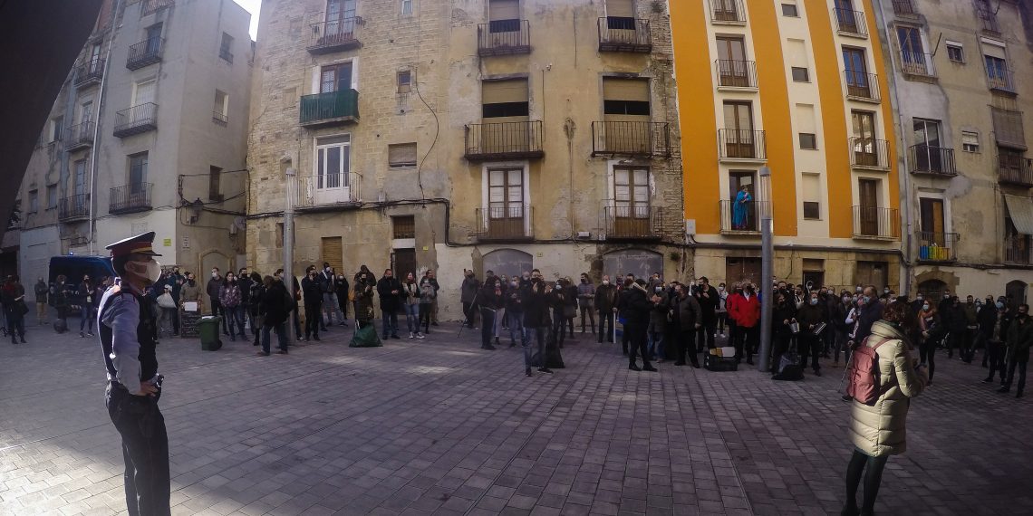 [#Fotogaleria] Els restauradors de l’Ebre aboquen més brossa davant de la Generalitat
