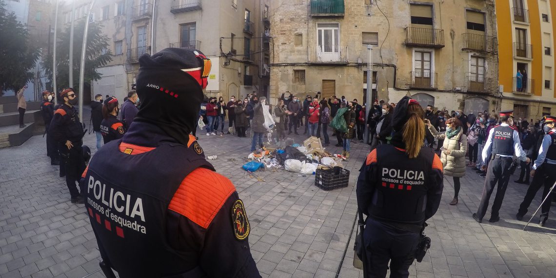 [#Fotogaleria] Els restauradors de l’Ebre aboquen més brossa davant de la Generalitat