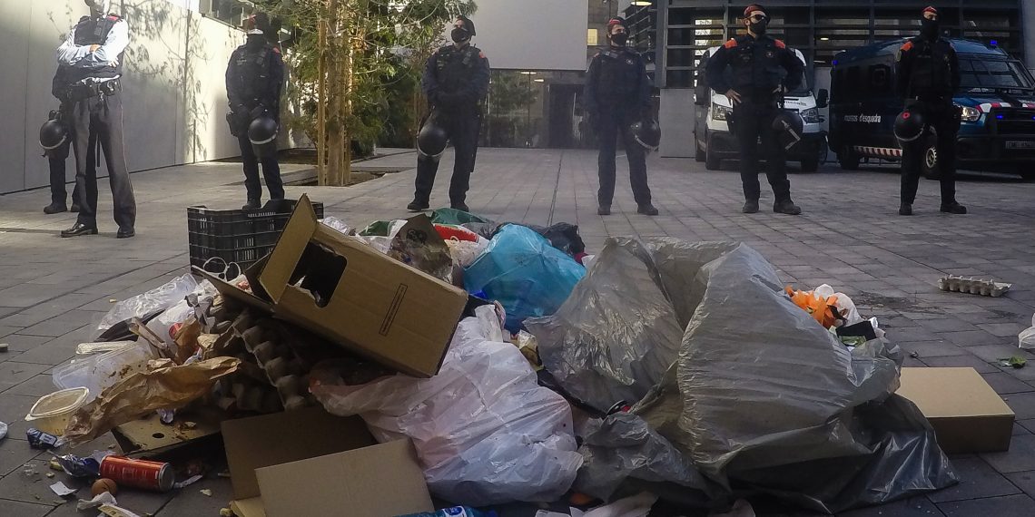 [#Fotogaleria] Els restauradors de l’Ebre aboquen més brossa davant de la Generalitat