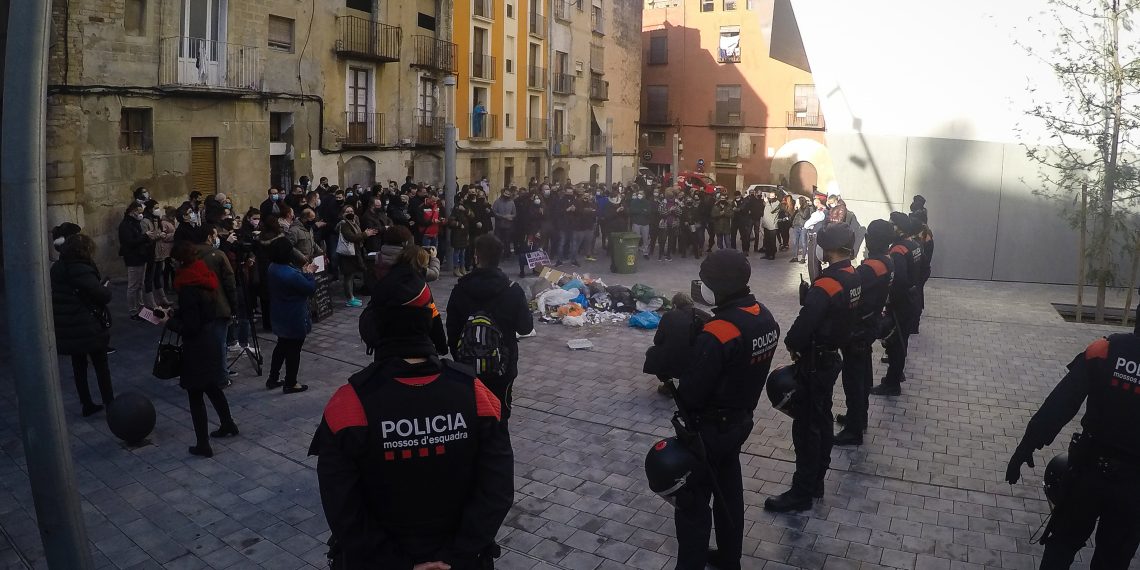 [#Fotogaleria] Els restauradors de l’Ebre aboquen més brossa davant de la Generalitat