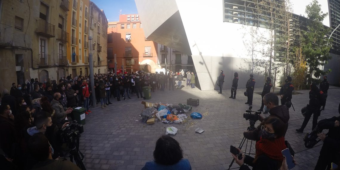 [#Fotogaleria] Els restauradors de l’Ebre aboquen més brossa davant de la Generalitat