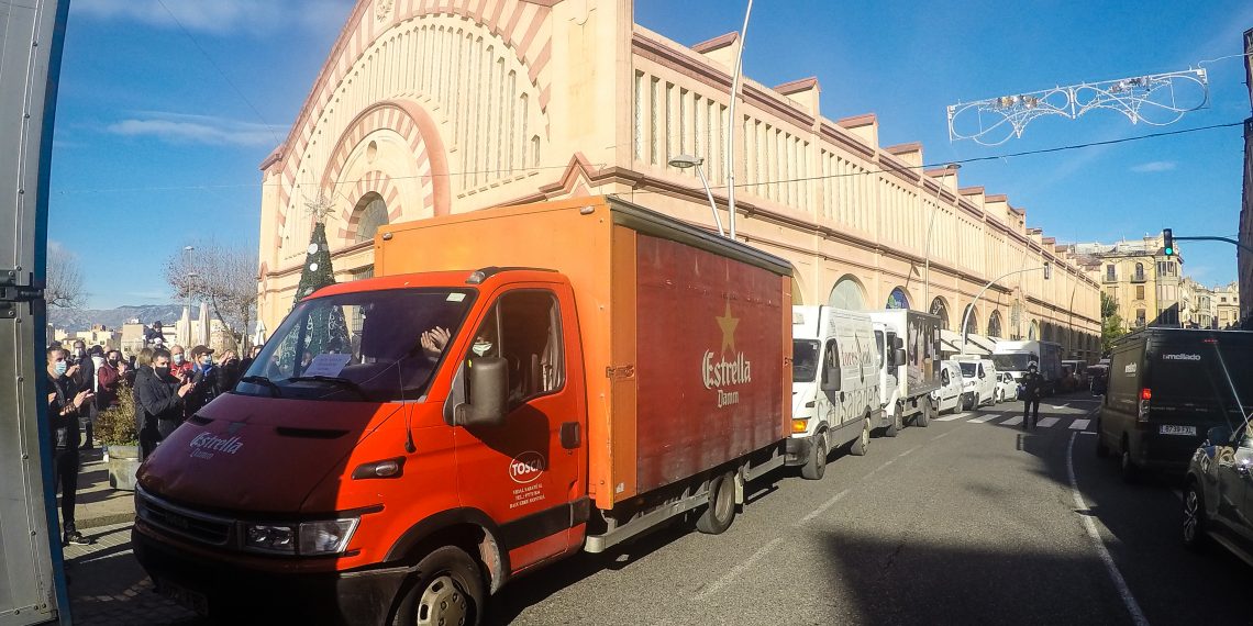 [#Fotogaleria] Els restauradors de l’Ebre aboquen més brossa davant de la Generalitat