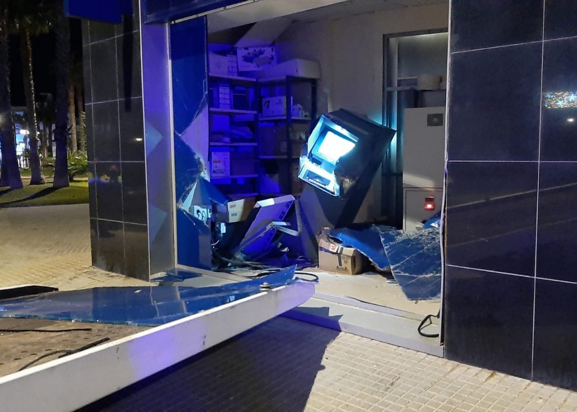 Frustren un nou intent d’endur-se el caixer automàtic de l’oficina del BBVA a l’Ampolla
