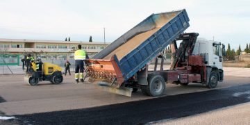 L’Aldea millora el pàrquing de l’escola 21 d’Abril i el camí lateral de l’antiga estació