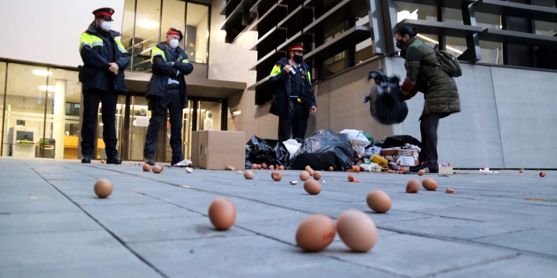 [#Fotogaleria] 📷 Els restauradors de Tortosa llencen brossa a la delegació del Govern