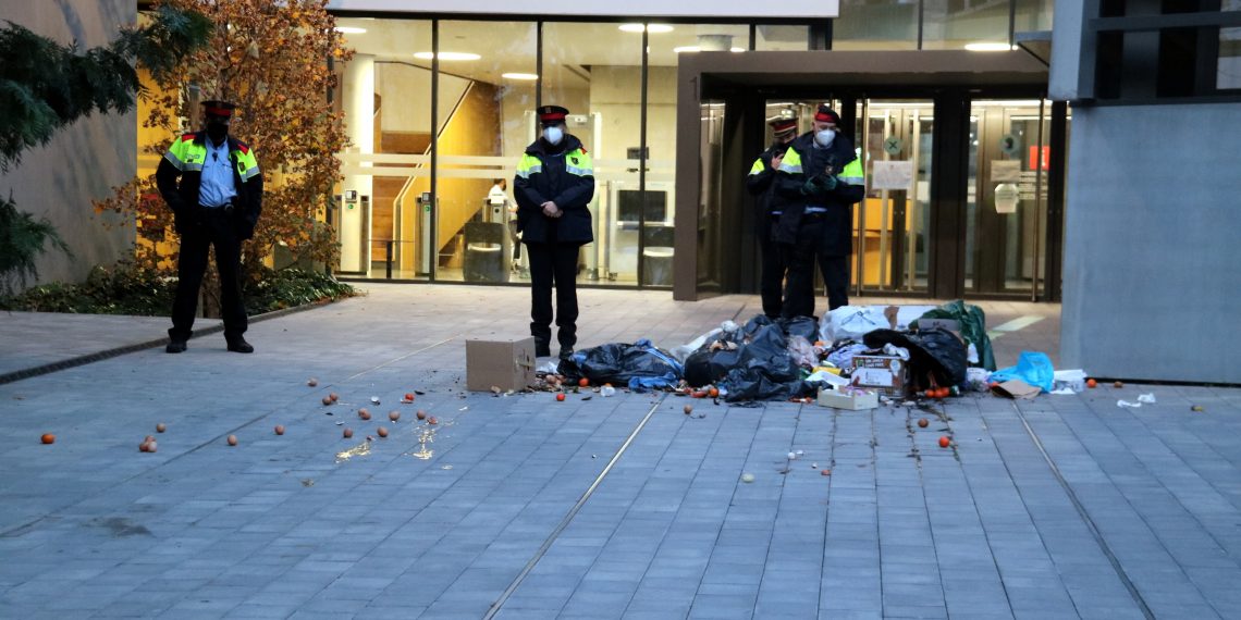 [#Fotogaleria] 📷 Els restauradors de Tortosa llencen brossa a la delegació del Govern