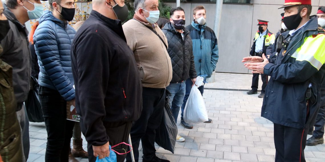 [#Fotogaleria] 📷 Els restauradors de Tortosa llencen brossa a la delegació del Govern