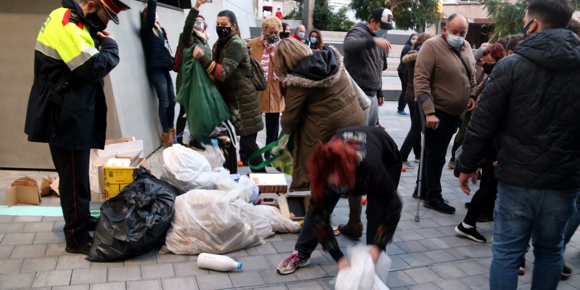 [#Fotogaleria] 📷 Els restauradors de Tortosa llencen brossa a la delegació del Govern