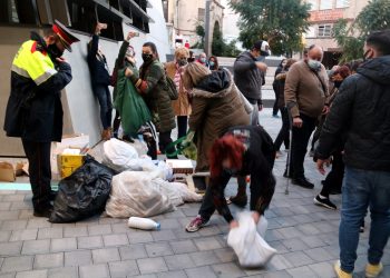 [#Fotogaleria] 📷 Els restauradors de Tortosa llencen brossa a la delegació del Govern