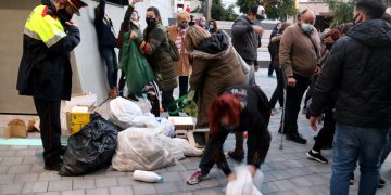 [#Fotogaleria] 📷 Els restauradors de Tortosa llencen brossa a la delegació del Govern