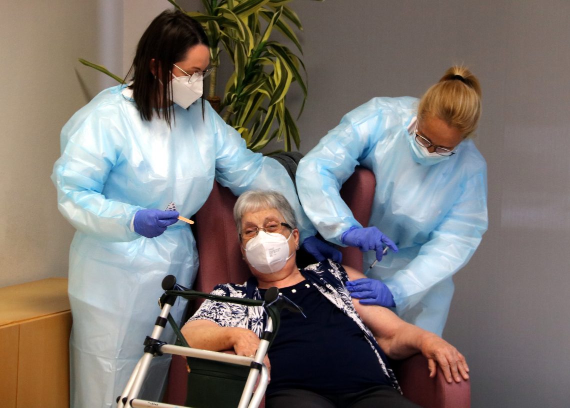 Antònia Sedó, de 93 anys, la primera resident vacunada contra la covid a l’Ebre