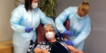 Antònia Sedó, de 93 anys, la primera resident vacunada contra la covid a l’Ebre