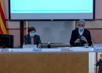 Expedienten tres infermeres per haver ofert la vacuna a familiars seus