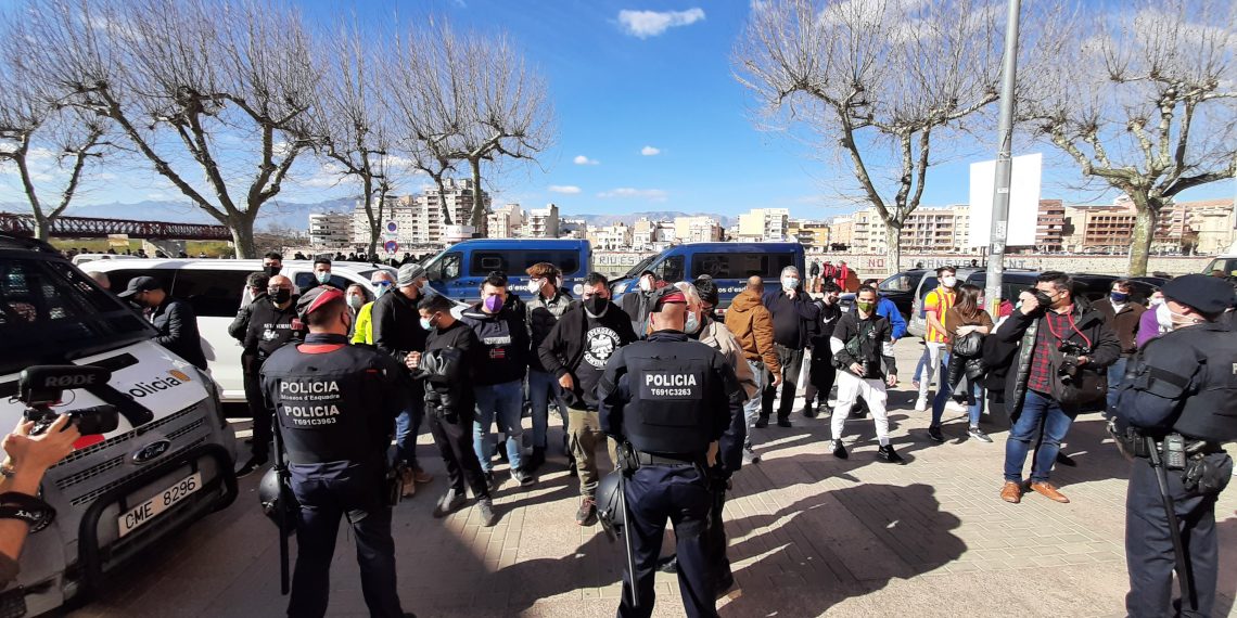 📷 Així ha anat l’acte d’Abascal a Tortosa i la protesta contra la presència de Vox