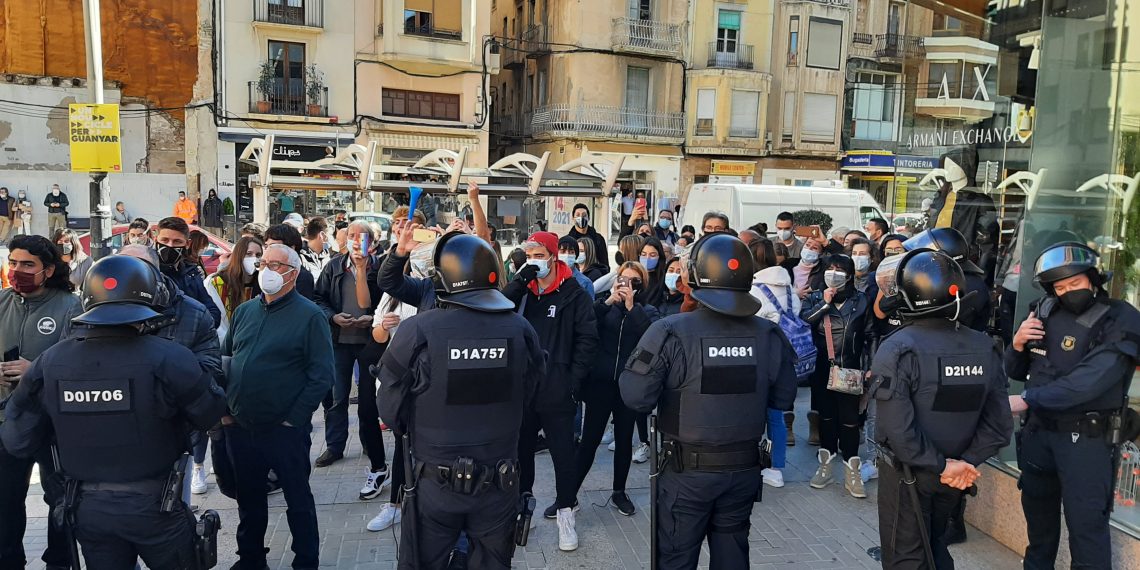 📷 Així ha anat l’acte d’Abascal a Tortosa i la protesta contra la presència de Vox