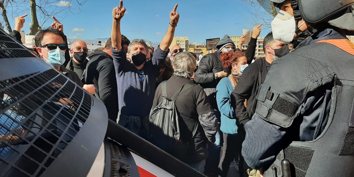 📷 Així ha anat l’acte d’Abascal a Tortosa i la protesta contra la presència de Vox