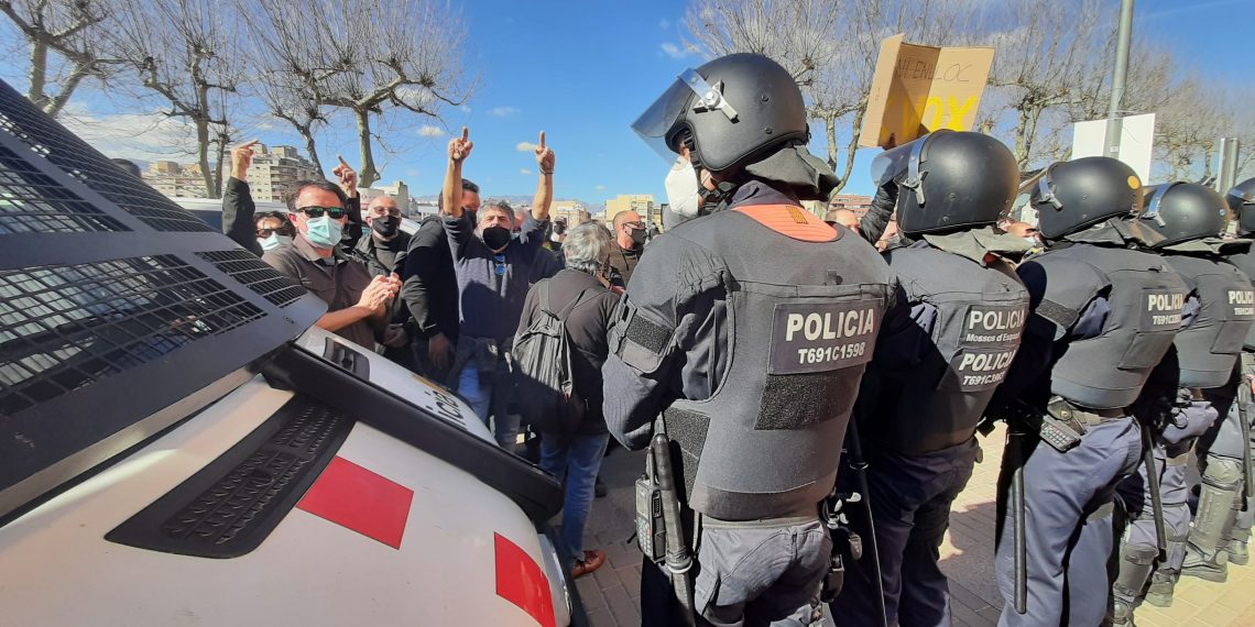 📷 Així ha anat l’acte d’Abascal a Tortosa i la protesta contra la presència de Vox