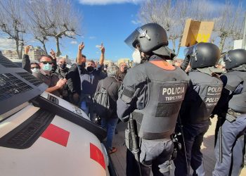 📷 Així ha anat l’acte d’Abascal a Tortosa i la protesta contra la presència de Vox