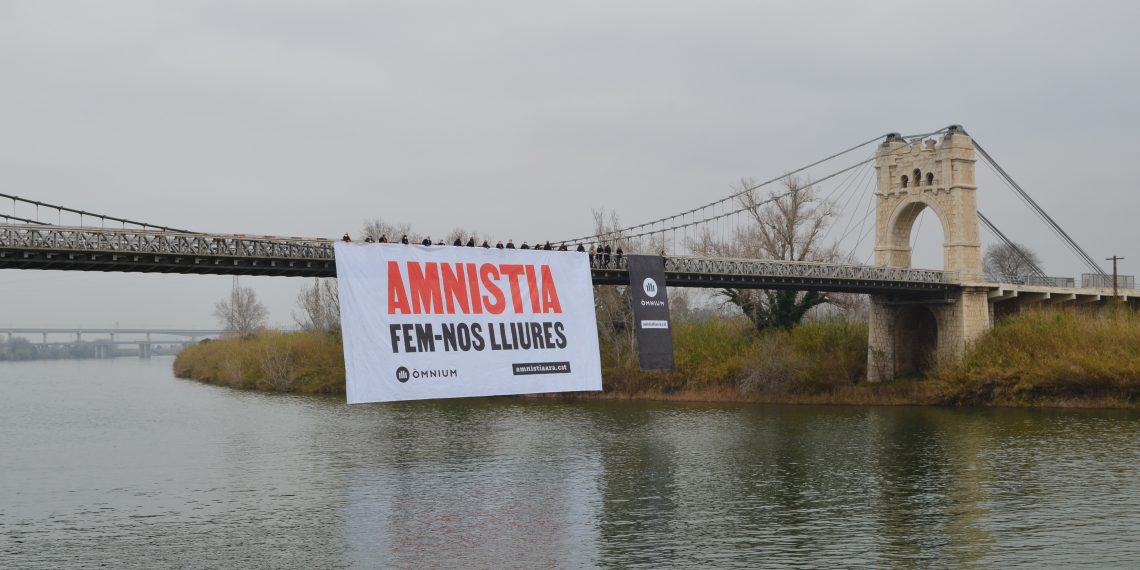 [#Fotogaleria 📷] Òmnium fa una recollida de signatures a Amposta per exigir l’amnistia