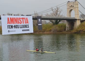 [#Fotogaleria 📷] Òmnium fa una recollida de signatures a Amposta per exigir l’amnistia