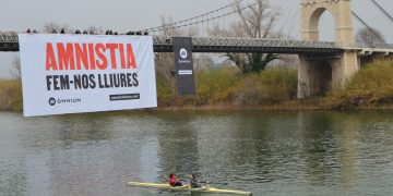 [#Fotogaleria 📷] Òmnium fa una recollida de signatures a Amposta per exigir l’amnistia