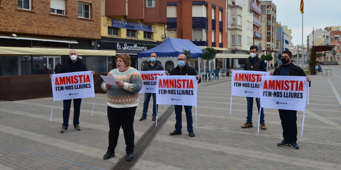 [#Fotogaleria 📷] Òmnium fa una recollida de signatures a Amposta per exigir l’amnistia