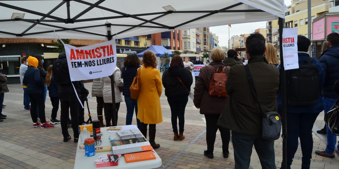 [#Fotogaleria 📷] Òmnium fa una recollida de signatures a Amposta per exigir l’amnistia