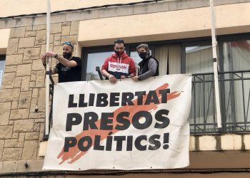 La JEZ ordena a la Torre de l’Espanyol retirar l’estelada i la pancarta pels presos polítics