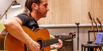 Cesk Freixas publica ‘Memòria’, el treball més ‘fidel’ a l’essència de la guitarra i la veu