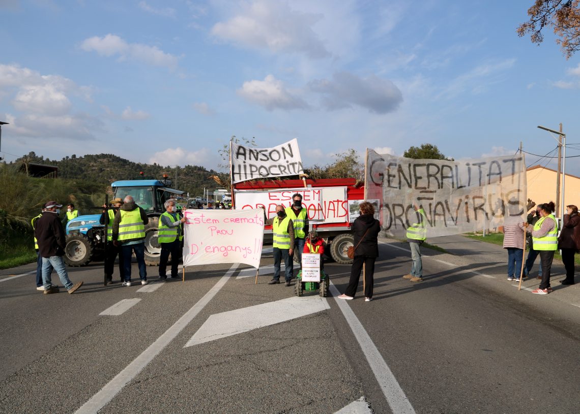 Els pagesos tallen la C-12 a Flix per reclamar ajuts directes pels danys del temporal Filomena