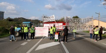 Els pagesos tallen la C-12 a Flix per reclamar ajuts directes pels danys del temporal Filomena