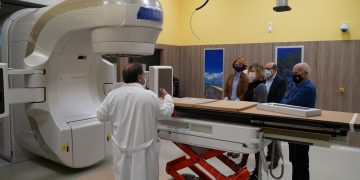 Salut instal·la el nou accelerador lineal a la Unitat de Radioteràpia de l’hospital de Jesús