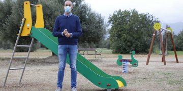 Roquetes instal·la un parc infantil a la urbanització Els Pilans