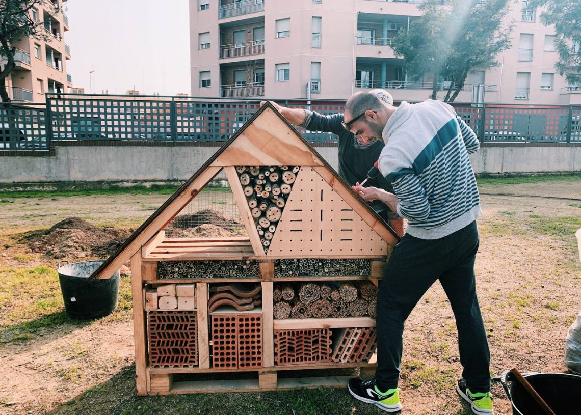 Amposta té un hotel d’insectes i caixes nius per a ocells i ratpenats al parc de Xiribecs