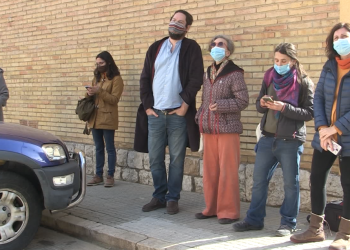 Veïns es mobilitzen per frenar la tala d’arbres a l’avinguda Colom de Ferreries