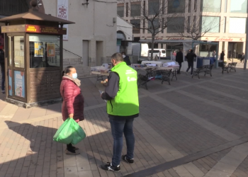 Amposta fa una campanya a peu de carrer per millorar la recollida selectiva