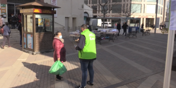 Amposta fa una campanya a peu de carrer per millorar la recollida selectiva